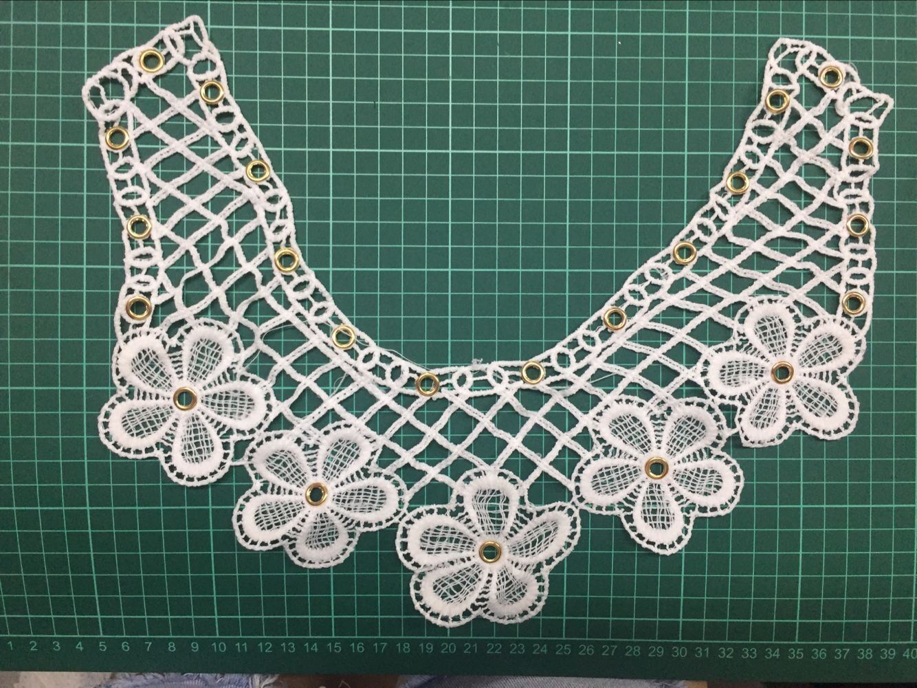 100% Water Soluable Lace Fabric Collar with Metal Clavas and Embroidery for Garment