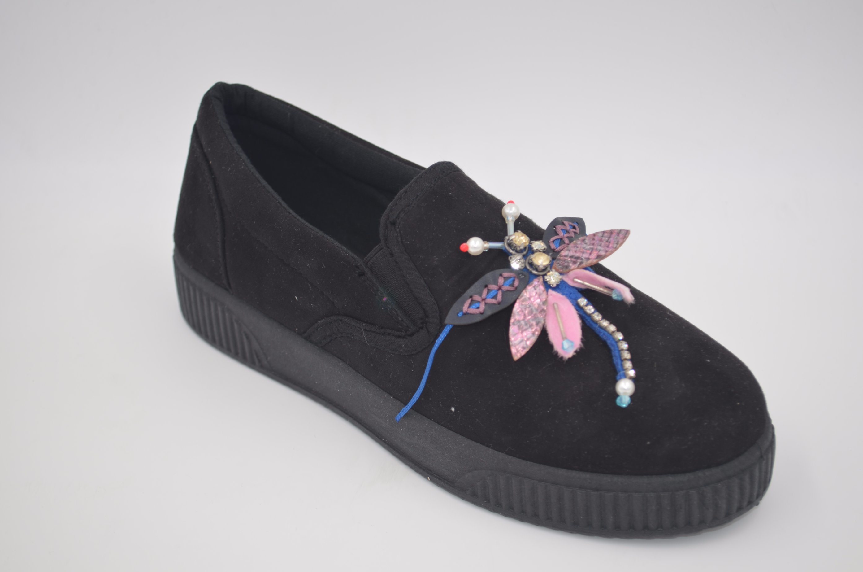 Lady Casual Shoes with Black Upper and Flower Decoration