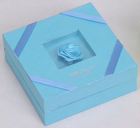 Attractive Commodities Packaging Box with Ornament Flower