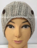 Fashion Beanie Hat with Wooden Button Warm Knitting Hat (Hjb055)