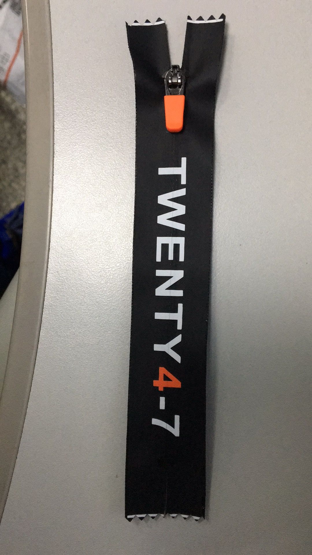 Water Proof Zipper with Colored Printing Words and Fancy Rubber Puller/Top Quality