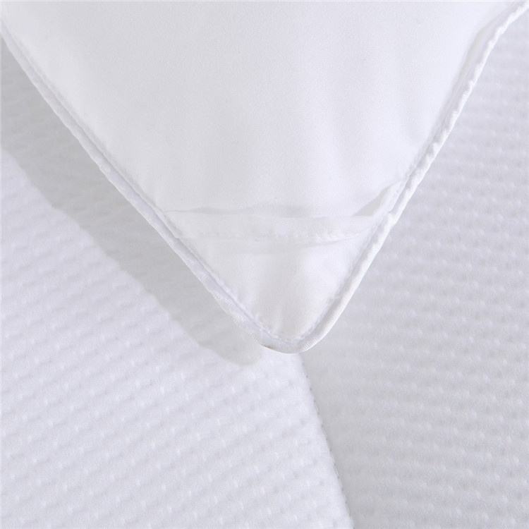 Hotel Polyester Microfiber Comforter