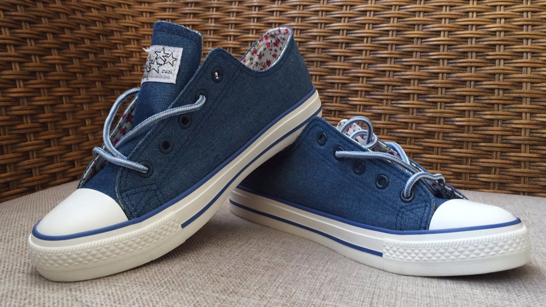 Casual and Comfortable Canvas Shoes for Lady