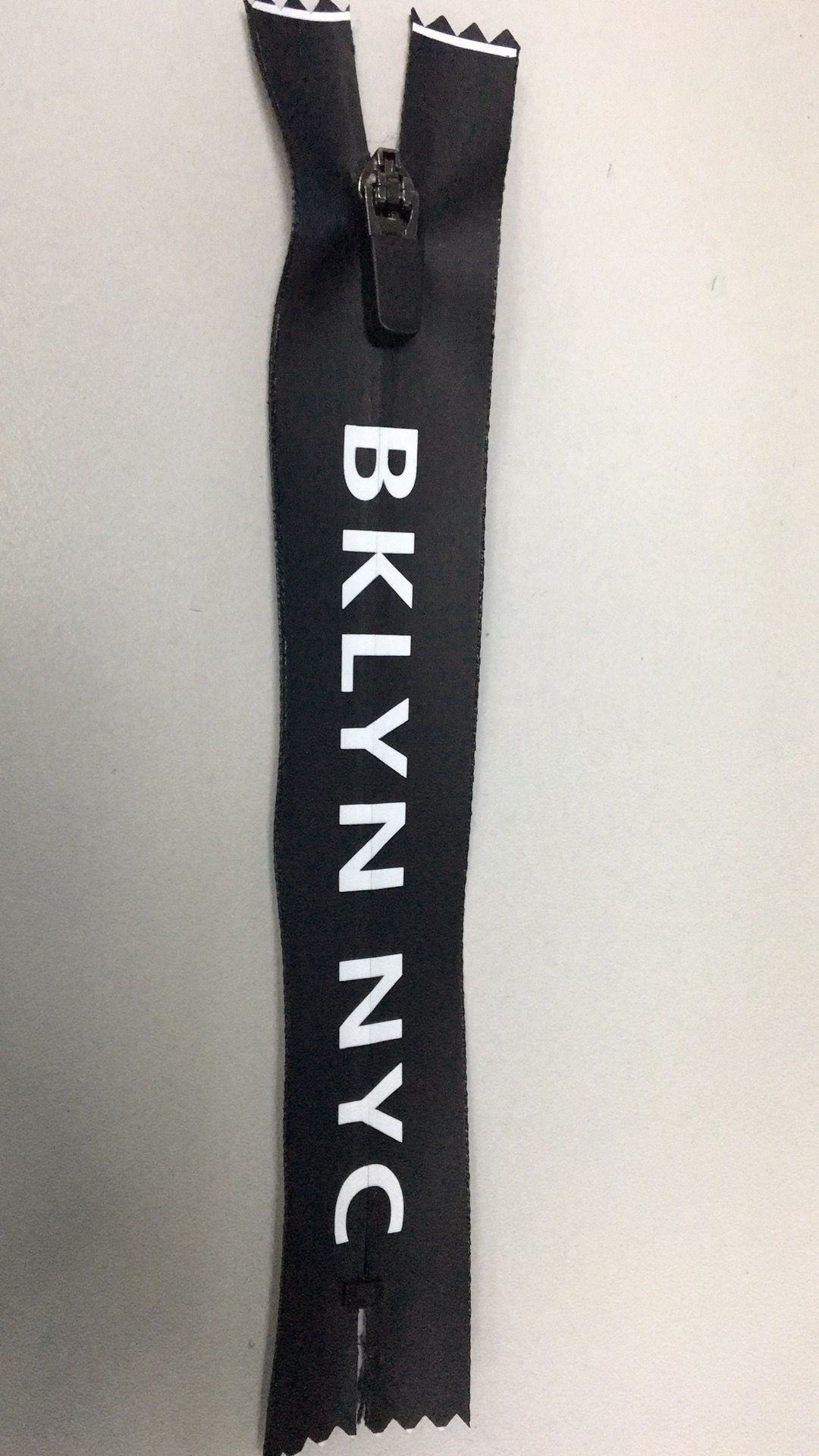 Water Proof Zipper with Printing Words and Fancy Rubber Puller/Top Quality