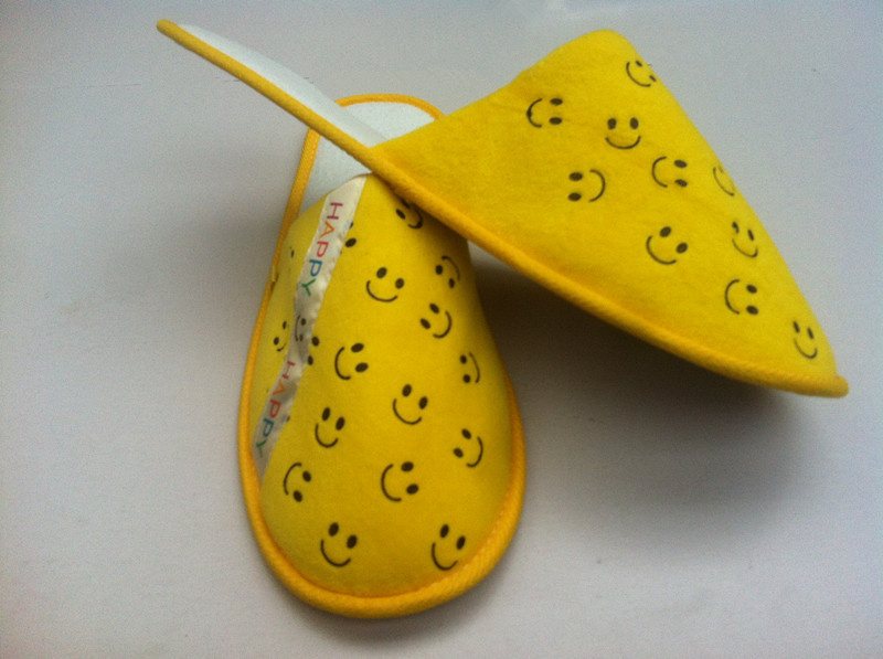 Allover Print Closed Toe Velour Hotel Slipper with label