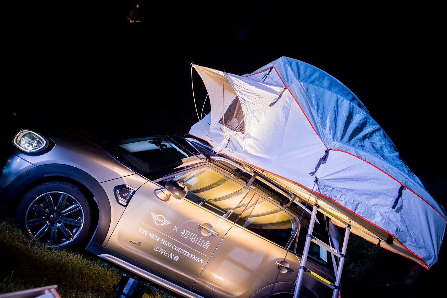 Hottest Hard Shell Car Roof Top Tent Optional with Car Side Awning or Mosquito Net