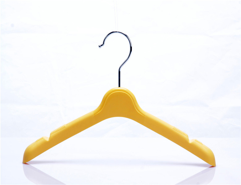 Common Yellow Plastic Anti Slip Hanger with Hook for Kids