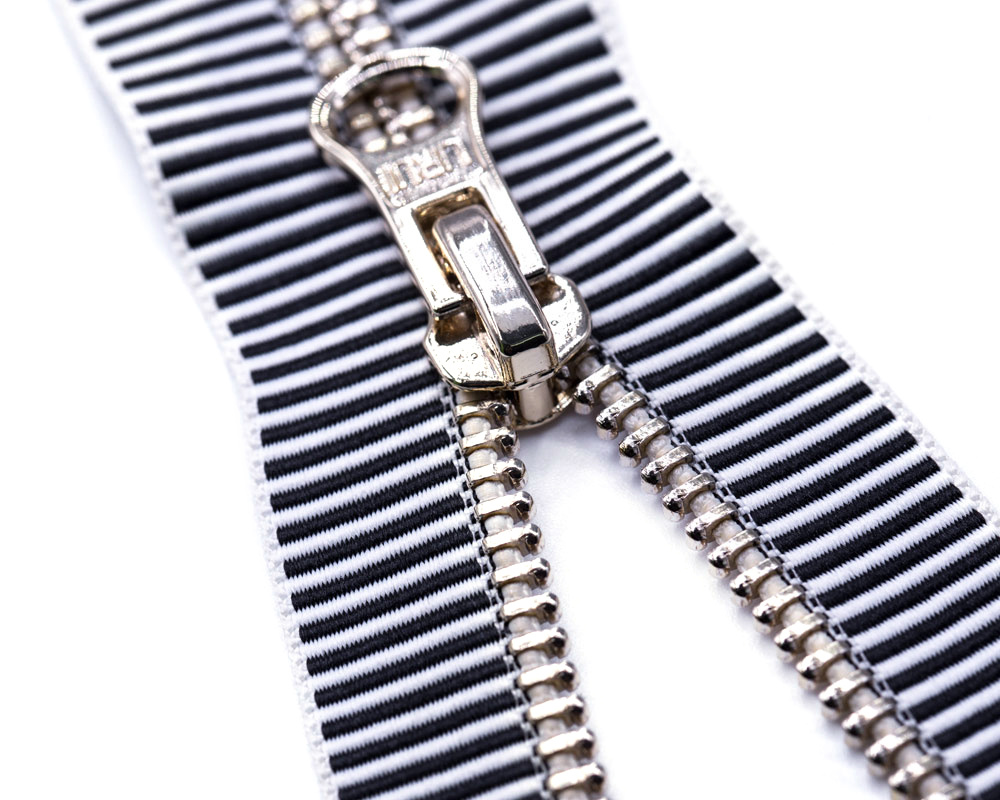 Metal Zipper with Colored Tape and Fancy Puller/Top Quality