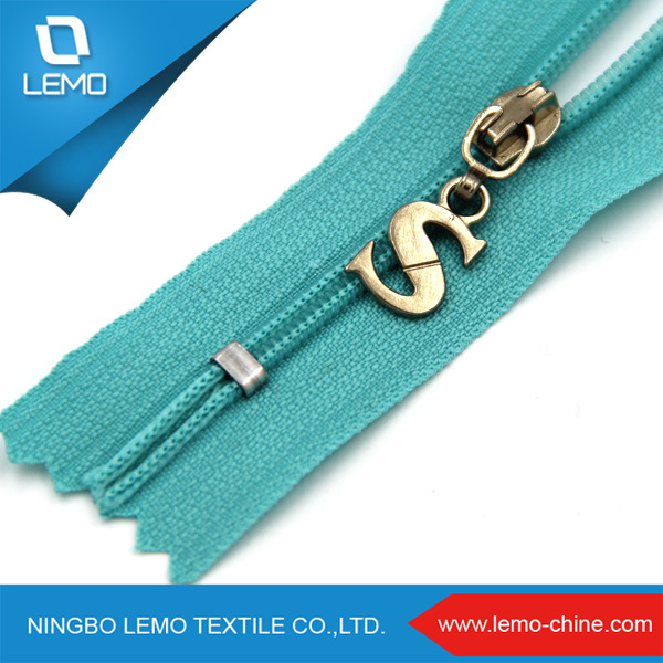 China Auto Lock Nylon Zippers Closed End Reverse Coil Zipper