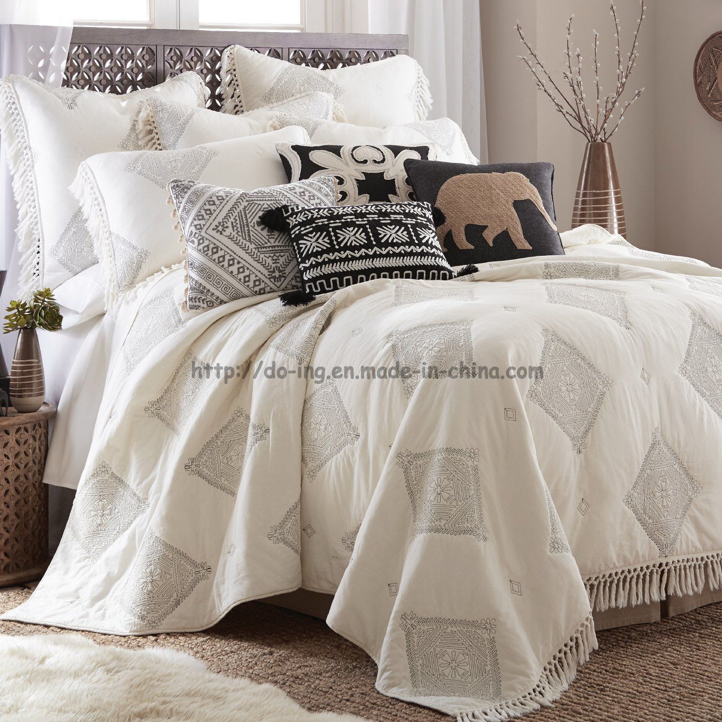 Embroidered Bedspread with Tassels (DO6074)