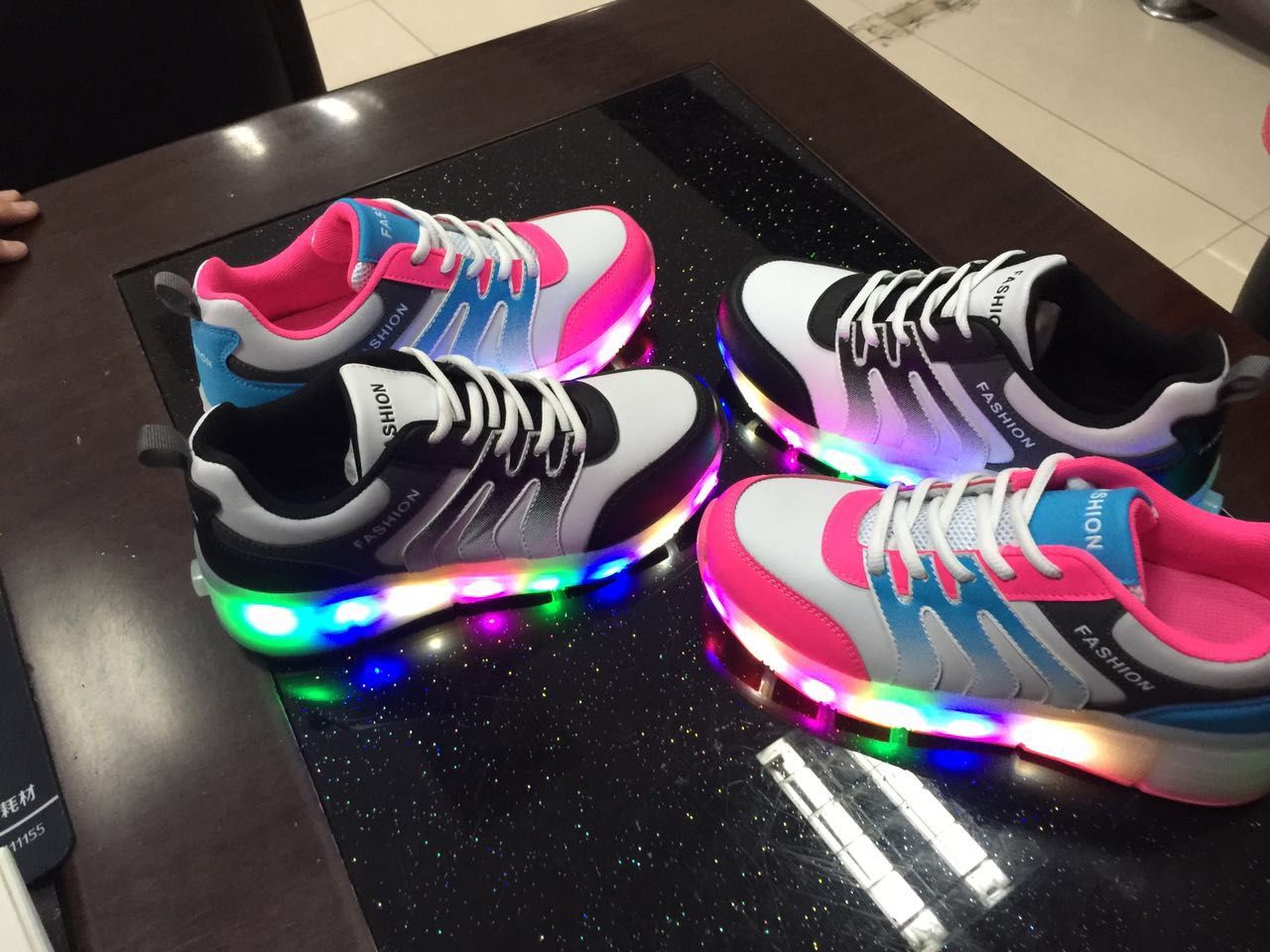 Cool Design Skate Wheel LED Shoes for Children