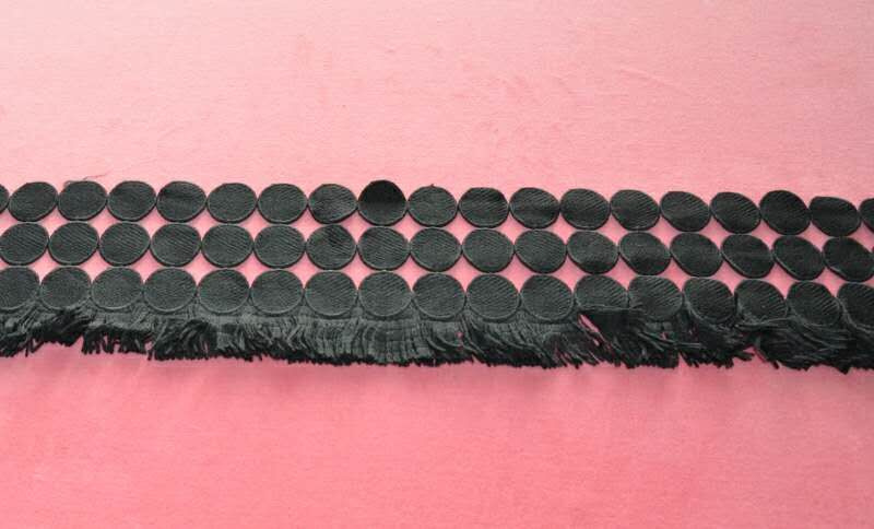 Factory Stock Good Quality White Polyester with Tassle Lace Ym-1118